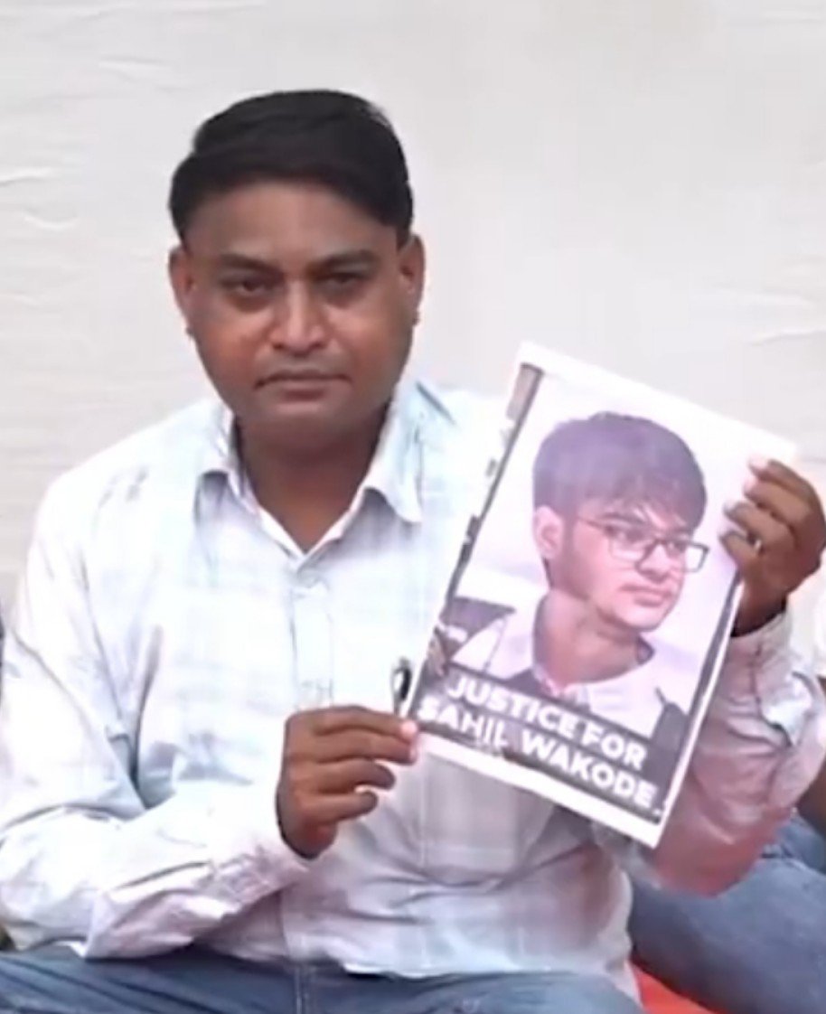 SurajKrBauddh's tweet photo. India killed a studious Dalit boy. 💔

It's painful to see that parents who lost their only son, Sahil Wakode, at IIT Bombay amid caste humiliation are forced to stage a protest for justice at such a difficult time.

Why is PM Modi silent over this cruelty? Sad! https://t.co/4tUuOqeB8I
