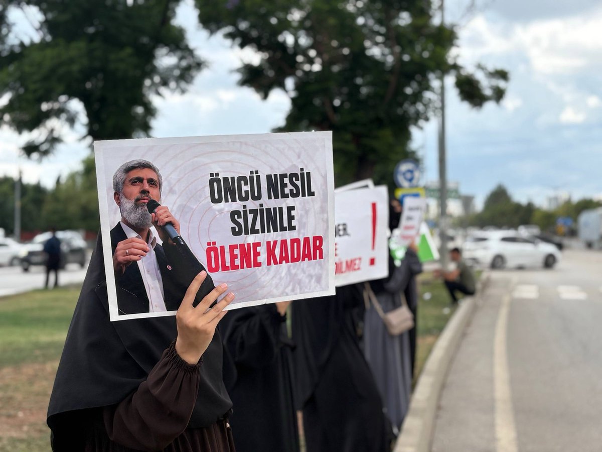 frknhrkti's tweet photo. KARDEŞLERİMİZİ BEKLİYORUZ! 

26 Eylül’de anayasal haklarını kullanmak isterken hukuksuzca darp edilerek gözaltına alınan 31 kardeşimizi yağmura rağmen adliye önünde beklemeye devam ediyoruz. 

Kardeşlerimizi Serbest Bırakın!

Xi SerbestBırakın
AKPden MuhaliflereSansür
#FurkanaSistematikZulüm
#AdanaAdliyeOnü
AdaletIstemek SuçDeğil
Kardeşlerimizi SerbestBırakın