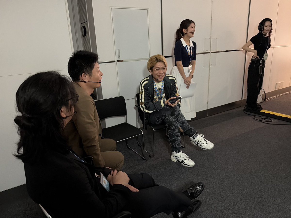 koyakky1219's tweet photo. 一枚目…リハーサル中（何がそんなに面白かったのか笑）

二枚目…舞台裏（他人が噛んだところを責め合う3人）

三枚目…終演後、少しだけ物販のお手伝いをさせていただきました

四枚目…やっぱり好きだし、尊敬できるメンバー
#三木大雲のポジティ部ラジオ https://t.co/2zmVie7qsc