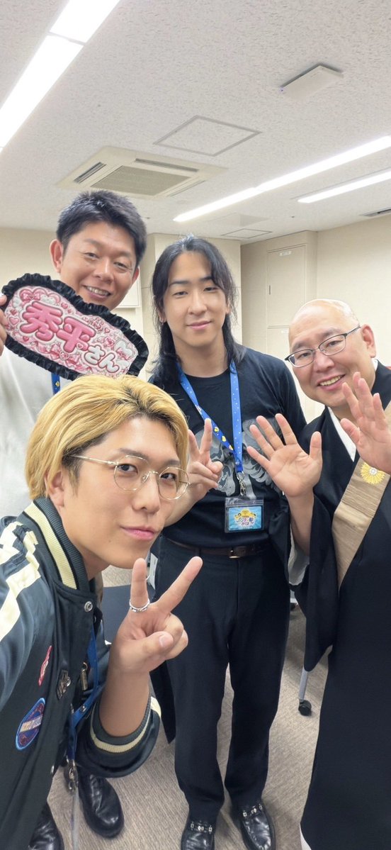 koyakky1219's tweet photo. 一枚目…リハーサル中（何がそんなに面白かったのか笑）

二枚目…舞台裏（他人が噛んだところを責め合う3人）

三枚目…終演後、少しだけ物販のお手伝いをさせていただきました

四枚目…やっぱり好きだし、尊敬できるメンバー
#三木大雲のポジティ部ラジオ https://t.co/2zmVie7qsc