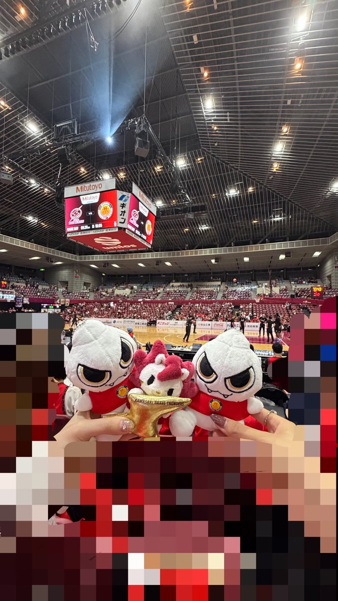 tsuki_dxhunter's tweet photo. 少し前バスケットボール🏀観戦してきました！
熱い戦いでした❤️‍🔥
ロウルさん（真ん中のキャラ）いっぱい見れたけどすんごく可愛かった🥺
Bプレミア熱いね〜。 https://t.co/iGyiujaDfg
