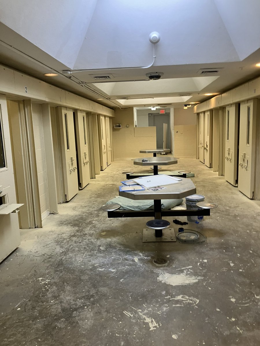 orange32friend's tweet photo. Working inside a max security abandoned juvenile prison https://t.co/OhpQW4oyA2