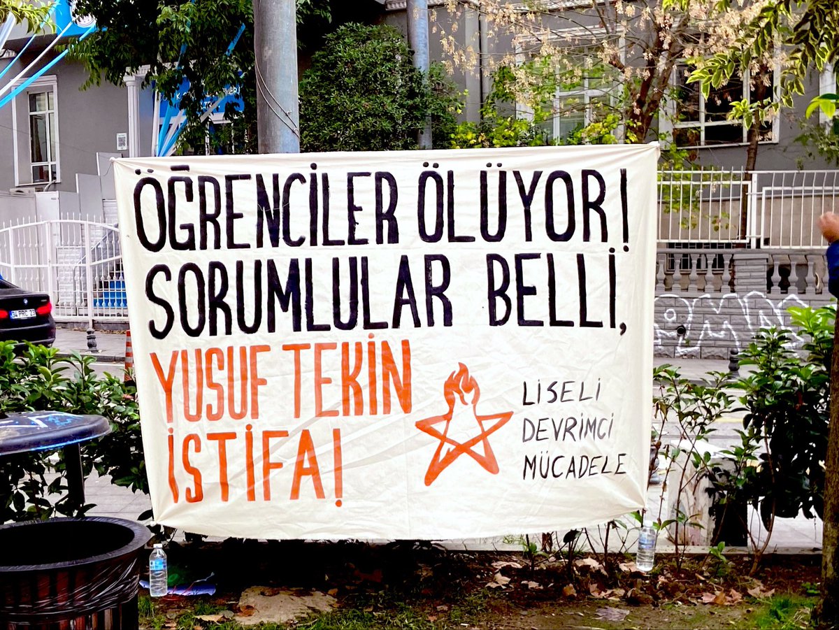 lisdevmucadele's tweet photo. İstanbul sokaklarından bir pankart bağırıyor:
ÖĞRENCİLER ÖLÜYOR! SORUMLULAR BELLİ, YUSUF TEKİN İSTİFA!
#YusufTekinİstifa https://t.co/DMLWkdIFVS