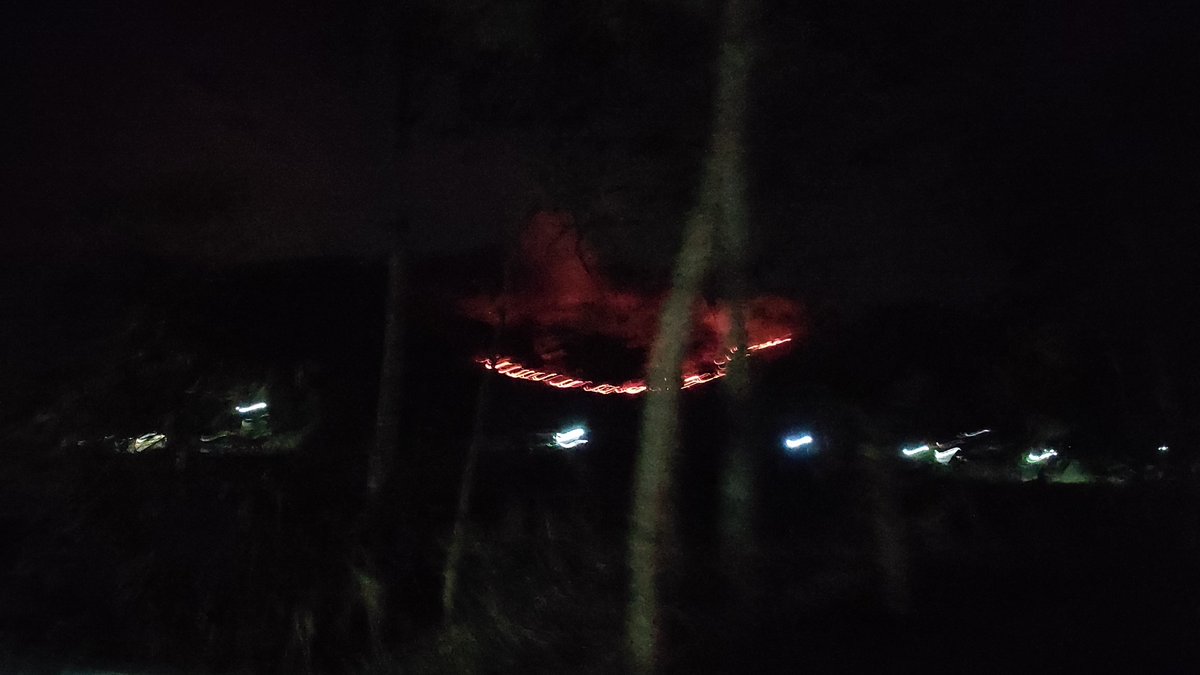 BaekSueJi's tweet photo. Katanya api dari dekat rumah warga, ini udah menjalar sampe ke atas hutan, panjang banget😭🥺

-Sukoharjo, 260928 https://t.co/2svj9jBQPP