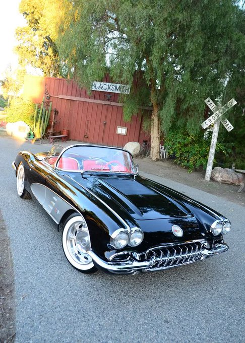 Emma646479zzm's tweet photo. 1959 Corvette C1—timeless American style. 🖤❤️

Black paint, red interior, whitewalls, and chrome everywhere. Some classics never go out of style. 🏁 https://t.co/SQf7nQOCYQ