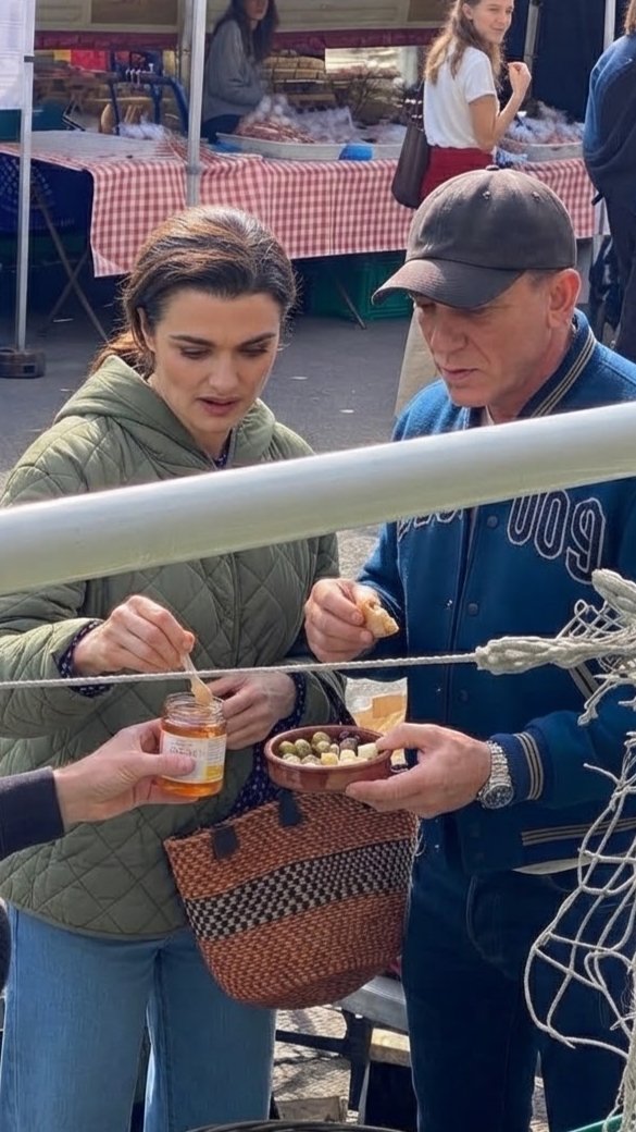 BoinkBuzz's tweet photo. Rachel Weisz &amp; Husband, Daniel Craig Spotted on a date in North london while filming "THE MUMMY 4" https://t.co/uz0nJLfplK