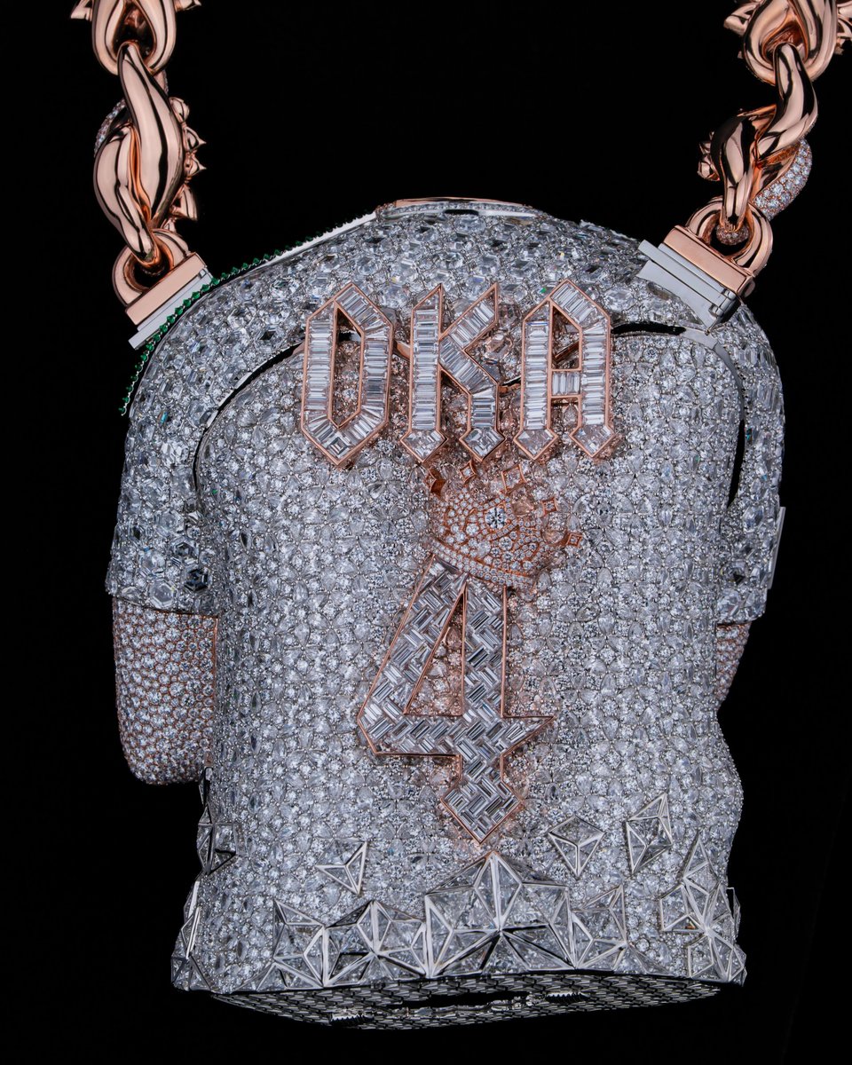 vsrsus's tweet photo. Noah Okafor just got a custom chain. https://t.co/SS50vbTw5W