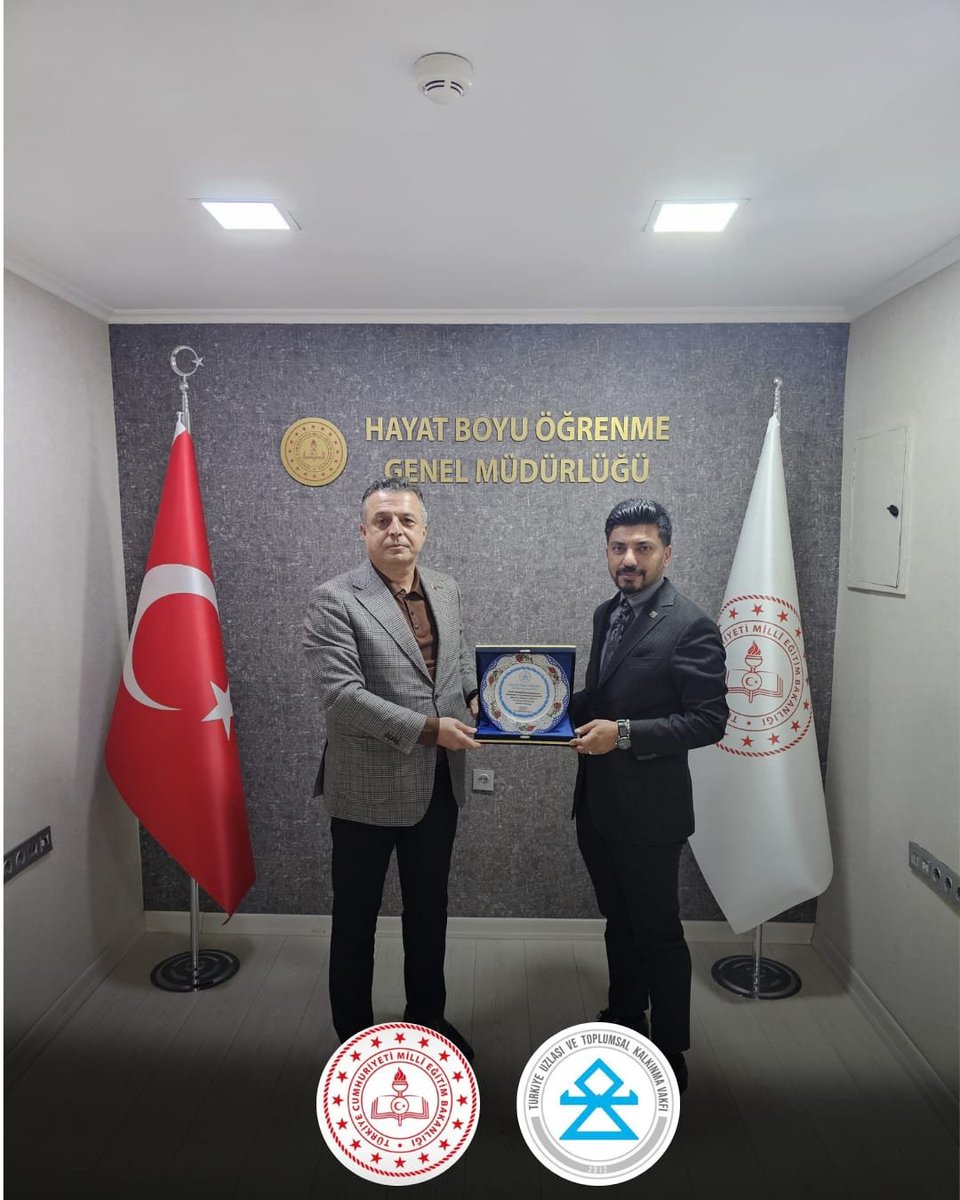 UTK_Vakfi's tweet photo. Vakıf Başkanımız Erdal ÖZYOL, MEB Hayat Boyu Öğrenme Genel Müdürü Sayın Dr. Emre TOPOĞLU’na Alevi Bektaşi Kurs Programlarının hazırlanması ve yayınlanması aşamasında göstermiş olduğu samimi katkılardan dolayı teşekkür ederek vakfımızın plaketini sunmuştur. https://t.co/I3uDQqwZag