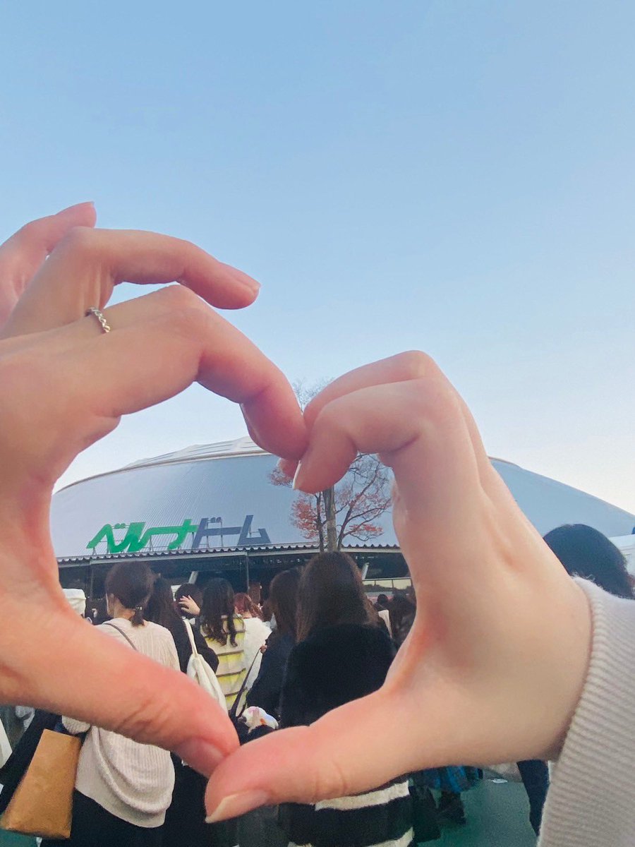 m_sol1328's tweet photo. でも自分的には、ベルーナ僻地、僻地言ってるけど、凄い楽しかったし、自分はめちゃくちゃ良い思い出だったな🥰🥰🥰
ドームにしては近かったし、間近でパフォーマンス見れたし、前の人のファンサを私までもらえた感じしてありがとうだし🥹🙏✨カラットの方々も素晴らしい思い出になりますように🙏🍀*゜ https://t.co/jQ0B1d89md
