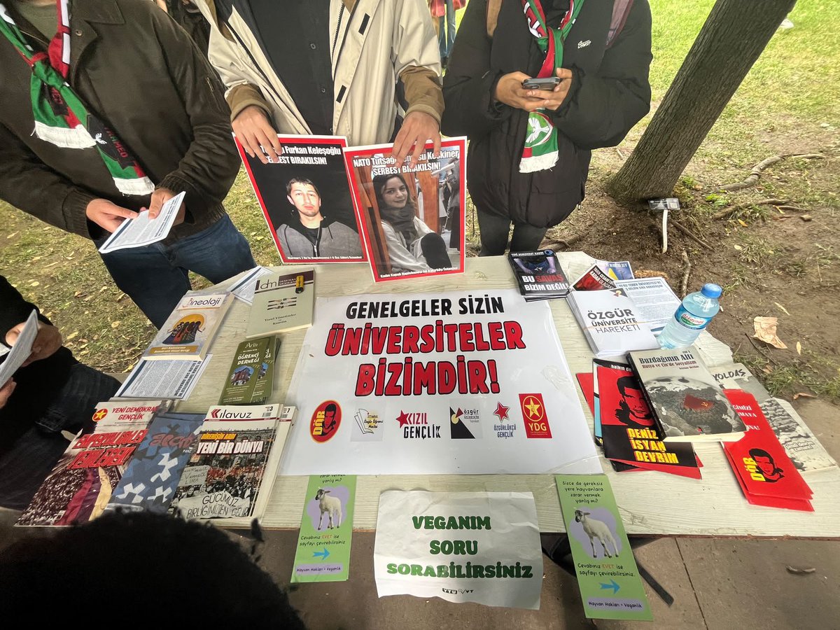 Devrimciob6's tweet photo. YTÜ📍

Yükselen gençlik hareketine karşı önlem alma paniğine düşen sermaye düzenine kampüslerden mücadeleyi yükselterek yanıt veriyoruz. Bildirilerimiz ve standımızla sıra arkadaşlarımıza çağrımızdır; şimdi eylem vakti!

Genelgeler Sizin Üniversiteler Bizimdir! https://t.co/xevOEb4JHx
