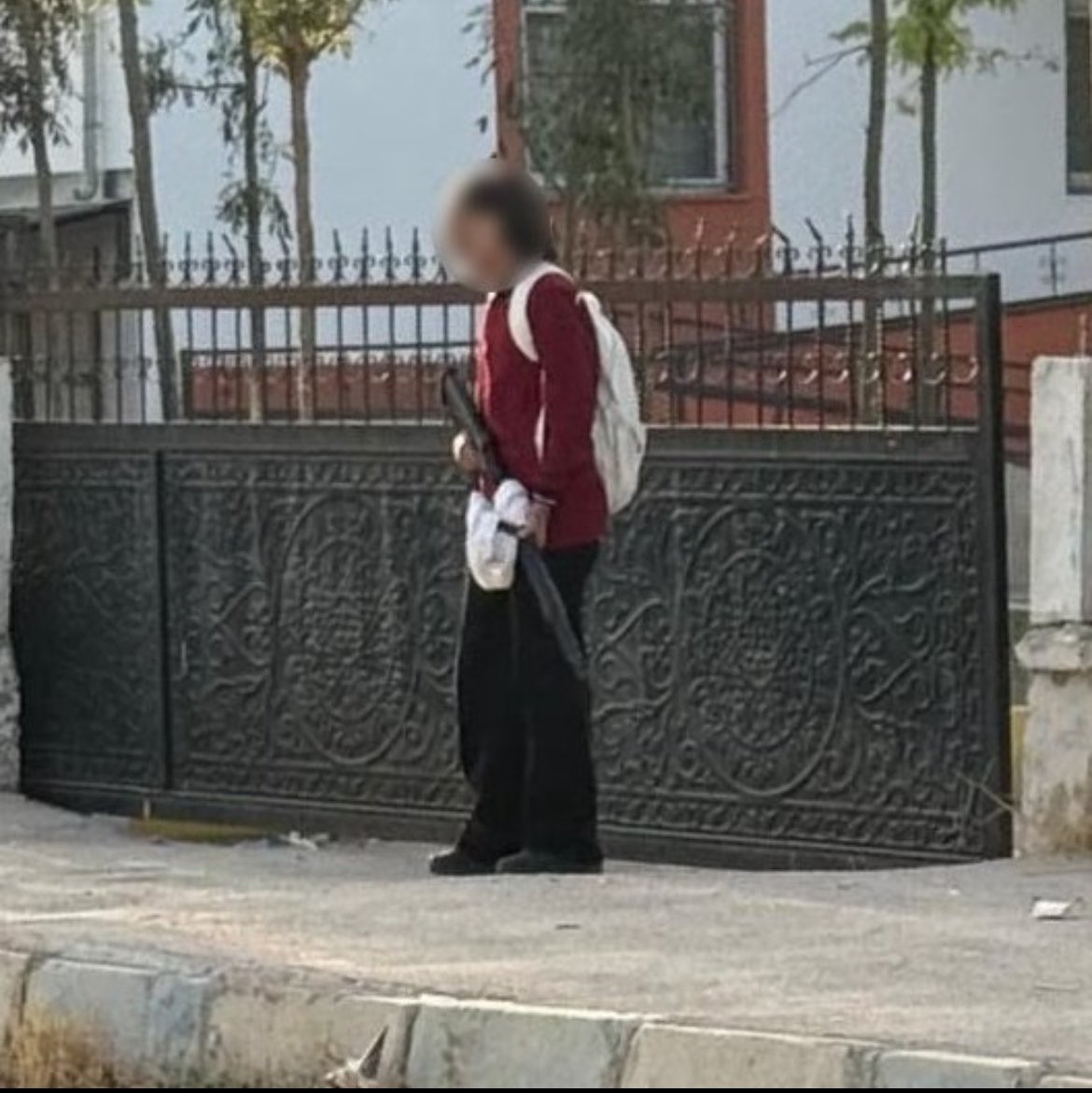 nelervarson's tweet photo. #gündem 🚨 SON DAKİKA : Van da okula tüfekle giden öğrencinin görüntüsü ortaya çıktı. https://t.co/cmPJV6pXos
