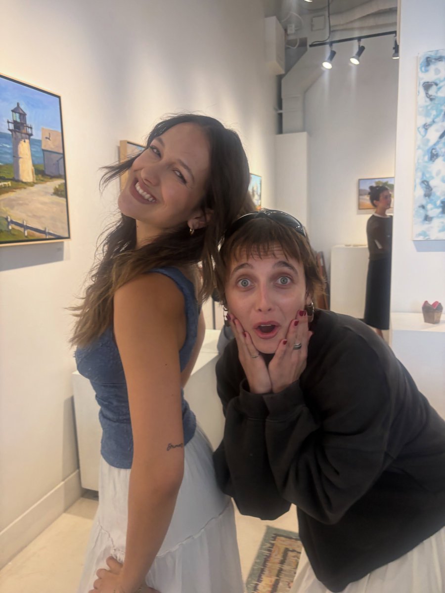 EmmaAccess's tweet photo. Emma Chamberlain with her fan at Michael Chamberlain’s (emma’s dad), painting exhibition at the STUDIO Gallery in San Francisco yesterday. https://t.co/EOrnZub4Mm
