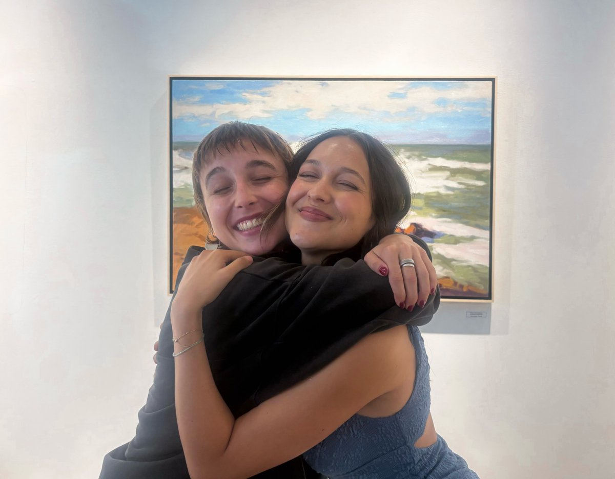 EmmaAccess's tweet photo. Emma Chamberlain with her fan at Michael Chamberlain’s (emma’s dad), painting exhibition at the STUDIO Gallery in San Francisco yesterday. https://t.co/EOrnZub4Mm