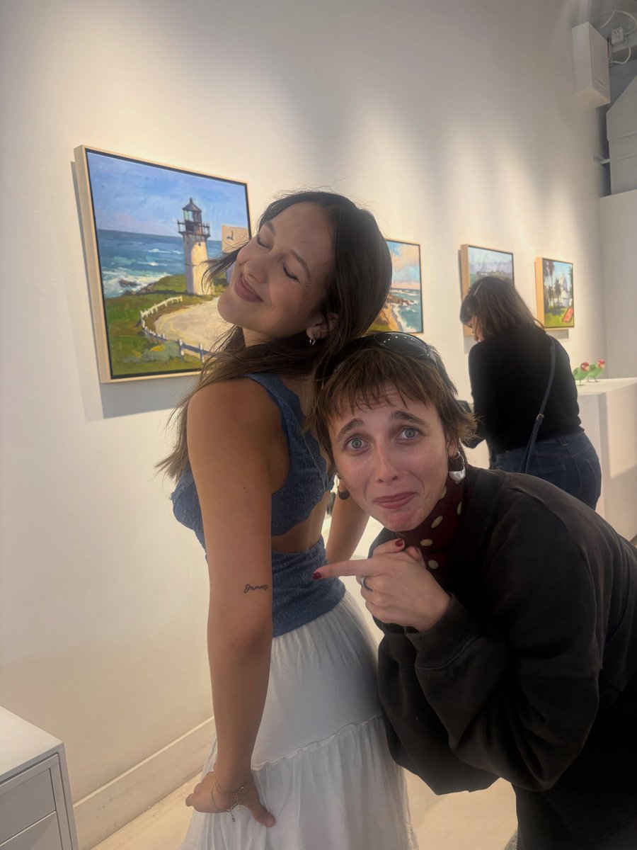 EmmaAccess's tweet photo. Emma Chamberlain with her fan at Michael Chamberlain’s (emma’s dad), painting exhibition at the STUDIO Gallery in San Francisco yesterday. https://t.co/EOrnZub4Mm
