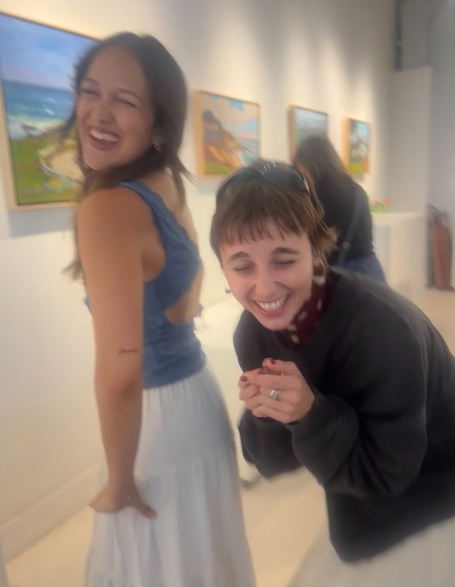 EmmaAccess's tweet photo. Emma Chamberlain with her fan at Michael Chamberlain’s (emma’s dad), painting exhibition at the STUDIO Gallery in San Francisco yesterday. https://t.co/EOrnZub4Mm