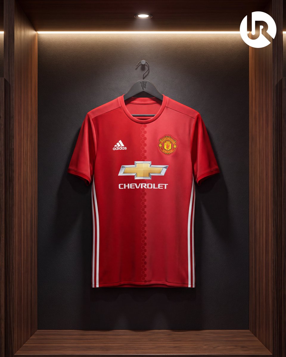 utdreport's tweet photo. Who’s the first player that comes to mind when you see the 2016-17 Manchester United home shirt? 🤔🔴 https://t.co/VC3tG16lk0