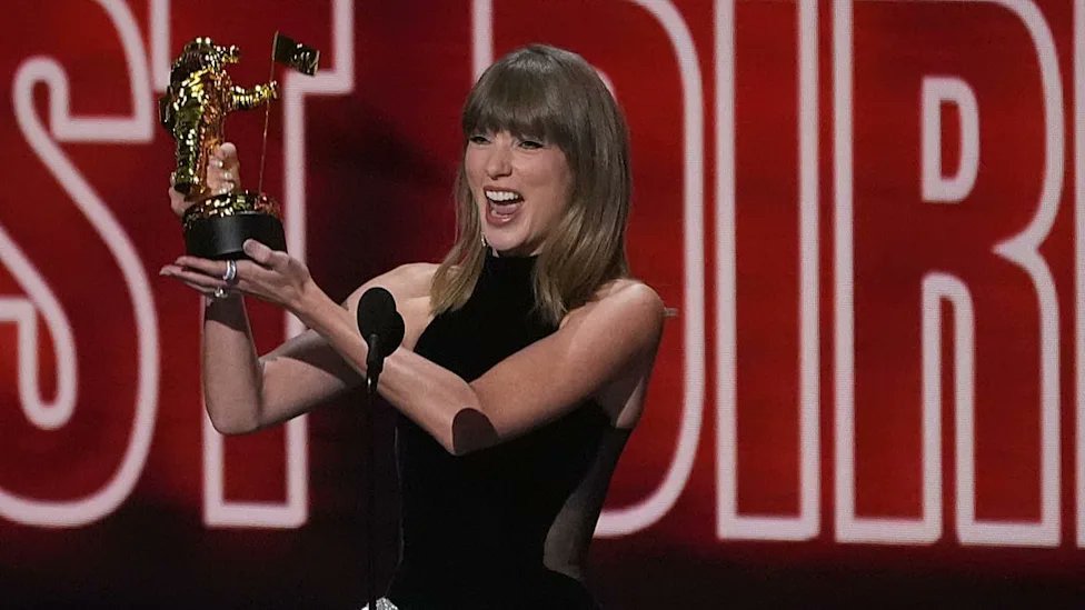 rgestioncol's tweet photo. 🎤Taylor Swift vuelve a hacer historia

Ganó 3 MTV VMA en 2026, incluido Video del Año por The Fate of Ophelia, y pasó a ser la artista más premiada en la historia de los VMA, dejando atrás el empate con Beyoncé

Otro récord para Taylor

#TaylorSwift #MTVVMA #PatientZero #Viral https://t.co/4RmVuoOjiu