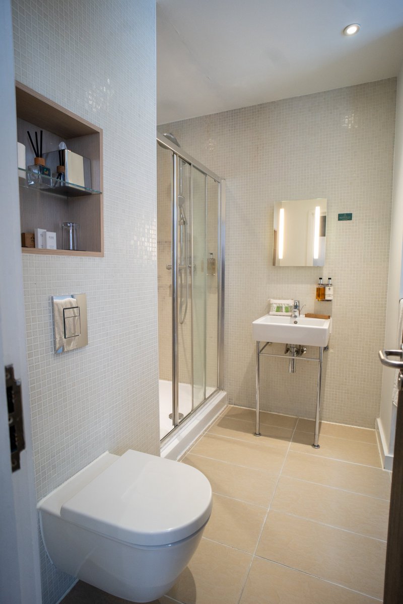 TheWesleyLdn's tweet photo. A calm, comfortable stay in the heart of London.
Unwind in thoughtfully designed rooms with everything you need to switch off, recharge and feel at home.
Your London stay starts at The Wesley.
#TheWesley #LondonHotel #LondonStay #HotelLife #VisitLondon #LondonTravel https://t.co/5eiSQk9ntK