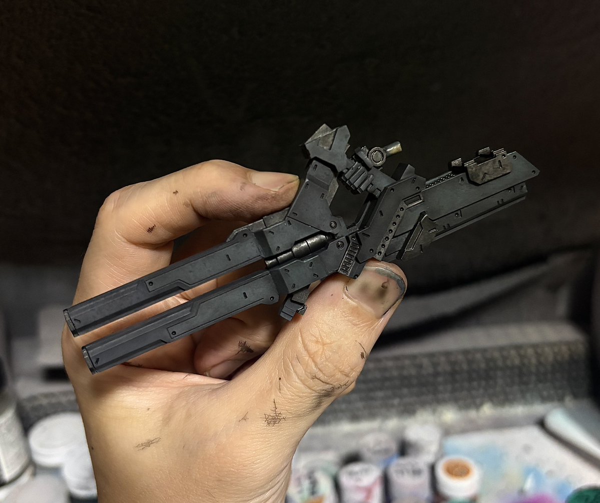 suzuki_predat's tweet photo. 汚したりシャドウを細かく入れた後の大型ライフル。ダークグレーメインの黒グリもかっこよくなりそうです。#ARMOREDCORE https://t.co/c3fKRmxcug