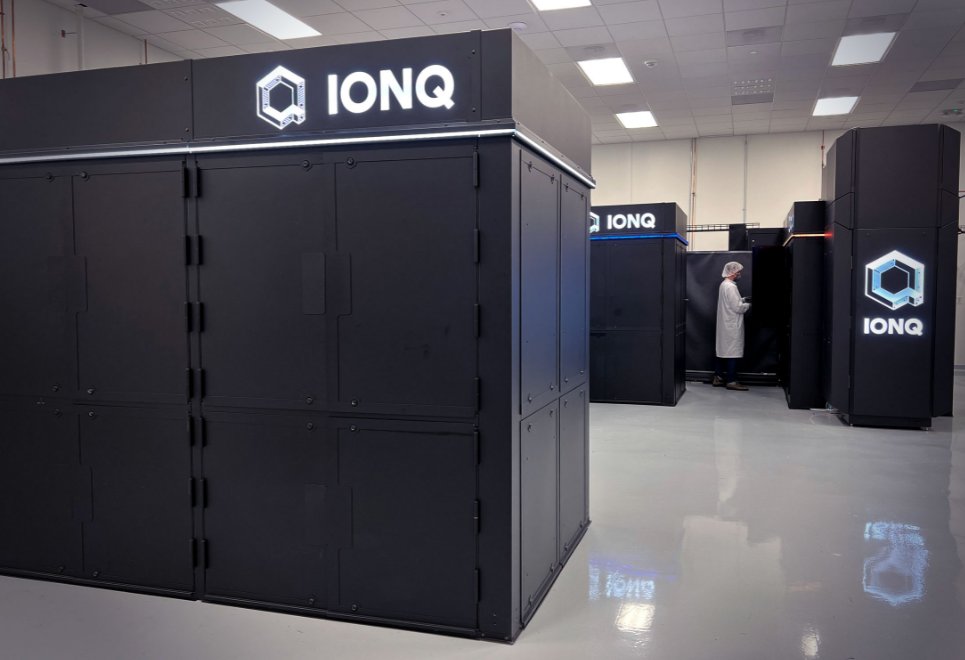 LukeAndersonF6's tweet photo. $IONQ raised its guidance from 280 million to 450 million. First, let’s distinguish between the quantum computer segment and the acquired wafer fab.

Q2 revenue was $80.1 million (+287%), with RPO at 485 million. Organic full-year revenue remains at 280–290 million; In September, SkyWater was consolidated effective July 31, bringing the consolidated guidance to 450–460 million.

Cash on hand decreased from 3 billion to approximately 2 billion after consolidation. Adjusted EBITDA remains at a loss of 120 million, while the GAAP net loss of 1.9 billion is primarily due to the fair value of warrants.

The product pipeline is expanding: Superion 256 has been officially announced, with delivery scheduled for 2027; FIU secured Florida’s first on-site unit; South Korea’s SDT is seeking a unit with a quantum memory; and NVIDIA’s Quantum Acceleration Center will deploy Superion and connect to NVQLink in 2027. On the security front, Congruity360 has secured an 8.18 million quantum security network contract, and the DARPA atomic clock contract could reach 58 million.

Closed at 45.48 on Friday, with an intraday high of 46.55. Analyst consensus ranges from approximately 64–67, with high estimates at 75–100; BofA just initiated coverage today with a target price of 60. The next earnings report is scheduled for around November 4.

Short-term: The price has already rebounded from 36 to 45; 46.55 is the immediate resistance level. Today looks more like a range-bound trade between 44 and 47.5; only after holding above 47 can we talk about 50–52, while a drop back to 43 would retest 40. Don’t mistake consolidated revenue for a doubling of quantum orders.

The real variables are Superion’s 2027 delivery schedule and whether Tempo can continue to secure on-site contracts.

#QQQ #STOCK #IONQ