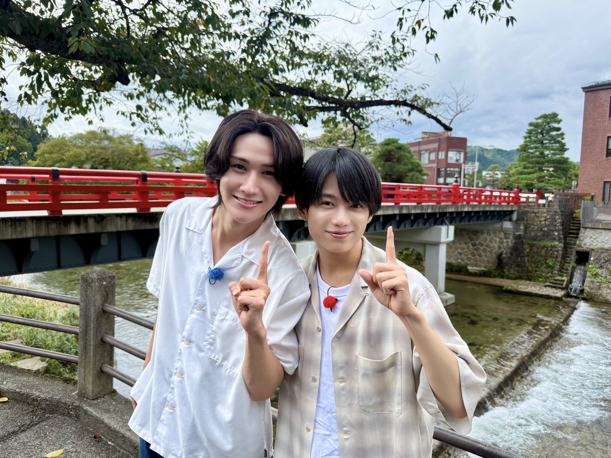 jr_official_X's tweet photo. 明日の朝06:00から放送の『 #ドデスカ！ 』に
#真弓孟之 と #大内リオン がVTR出演します❤️💙

今週の「 #AmBitious の #このマチおじゃまシャス！ 」は" 岐阜・高山市で聞き込み対決 "に挑戦☝🏻☝🏻

飛騨牛グルメをお届けです🥩💭

さらに...!!
AmBitiousメンバーの誰かが生出演💨

ぜひご覧ください🫳🏻🫳🏻