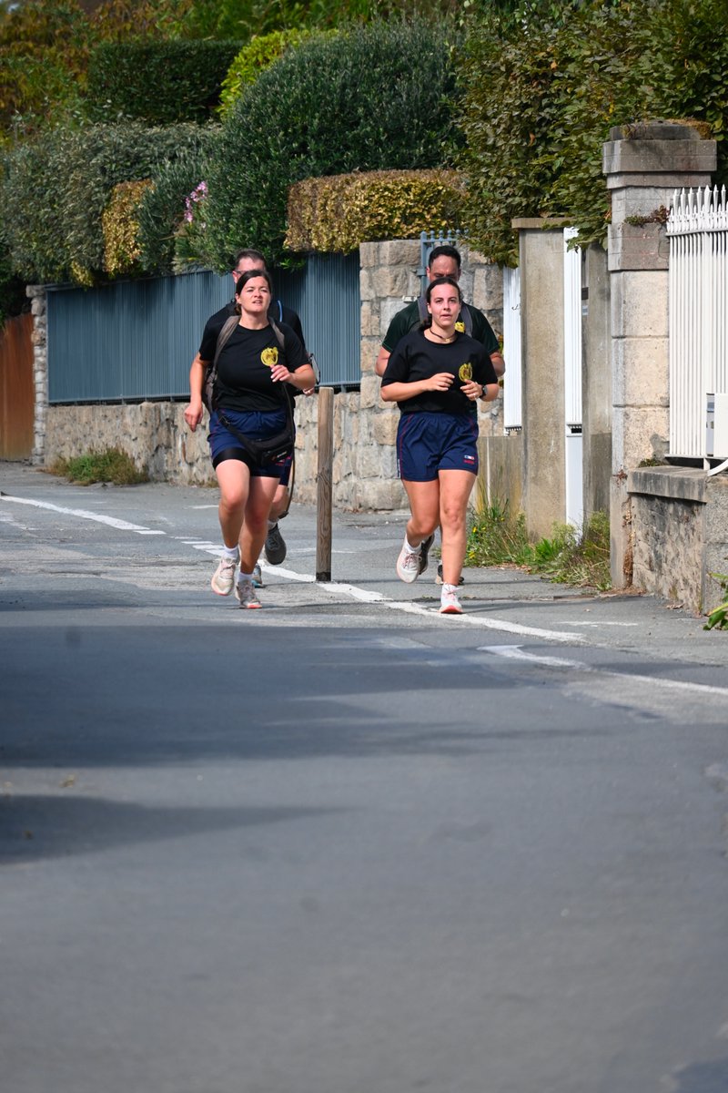CDC_GRSNO's tweet photo. Le 14 septembre, le GRS-NO a troqué le treillis pour les baskets ! 
Trail de cohésion sur le GR34 pour accueillir les nouveaux arrivants, décloisonner les services et renforcer la synergie entre nous. 
#GRSNO #Cohésion #GR34 #EspritDEquipe #ArméeDeTerre https://t.co/pkibP25xzV