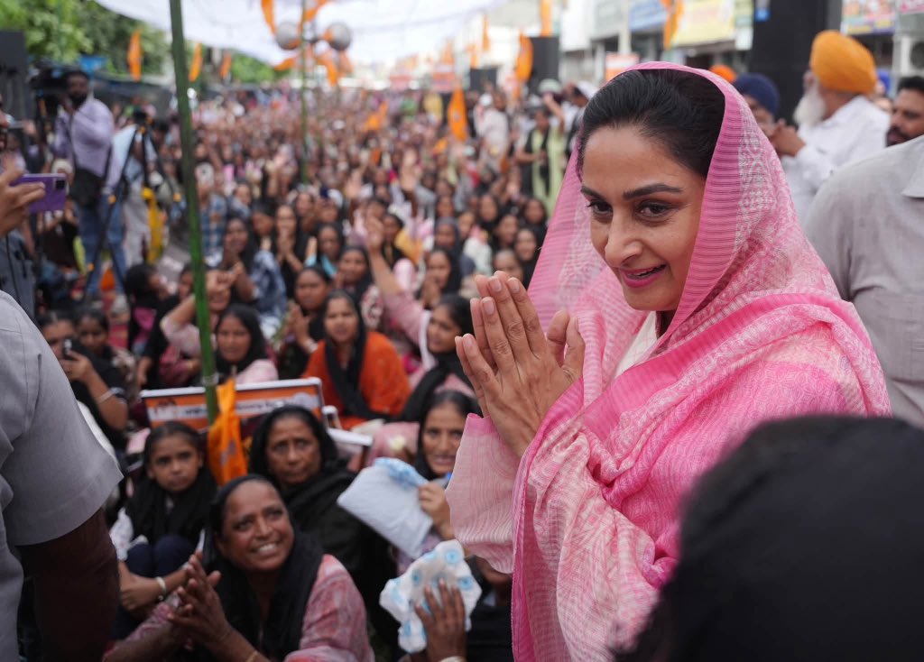 Akali_Dal_'s tweet photo. ਮਾਵਾਂ-ਧੀਆਂ ਇਨਸਾਫ਼ ਯਾਤਰਾ ਦੇ ਸੱਤਵੇਂ ਦਿਨ ਅੱਜ ਸੰਗਰੂਰ ਵਿਖੇ ਸੰਸਦ ਮੈਂਬਰ ਬੀਬਾ ਹਰਸਿਮਰਤ ਕੌਰ ਬਾਦਲ ਜੀ ਸਮੇਤ ਸ਼੍ਰੋਮਣੀ ਅਕਾਲੀ ਦਲ ਦੇ ਇਸਤਰੀ ਵਿੰਗ ਨੇ ਪੰਜਾਬ ਦੀਆਂ ਪੀੜਤ ਮਾਵਾਂ , ਭੈਣਾਂ ਅਤੇ ਧੀਆਂ ਦੇ ਹੱਕ ਵਿੱਚ ਆਵਾਜ਼ ਬੁਲੰਦ ਕੀਤੀ। ਇਸ ਮੌਕੇ ਡੀ.ਸੀ ਦਫ਼ਤਰ ਵਿਖੇ ਮੰਗ ਪੱਤਰ ਵੀ ਸੌਂਪਿਆ ਗਿਆ।

ਪੰਜਾਬ ਦੀਆਂ ਪੀੜਤ ਮਹਿਲਾਵਾਂ ਜੋ ਗੁਰੂ ਦੋਖੀ ਸਰਕਾਰ ਦੀ ਨਲਾਇਕੀ, ਵਧੀਕੀ, ਧੱਕੇਸ਼ਾਹੀ- ਪੰਜਾਬ ਵਿੱਚ ਵਧੇ ਨਸ਼ੇ, ਗੁੰਡਾਰਾਜ ਅਤੇ ਭ੍ਰਿਸ਼ਟਾਚਾਰ ਕਾਰਨ ਸੰਤਾਪ ਹੰਢਾ ਰਹੀਆਂ ਹਨ, ਖ਼ਿਲਾਫ਼ ਆਵਾਜ਼ ਉਠਾ ਕੇ ਮਹਿਲਾਵਾਂ ਨੇ ਦਰਸਾਇਆ ਕਿ ਜਦੋਂ ਅੱਤ ਦਾ ਅੰਤ ਹੁੰਦਾ ਹੈ ਉਦੋਂ ਹੀ ਤੂਫ਼ਾਨ ਉੱਠਦੇ ਹਨ। 

ਇਸ ਦੌਰਾਨ ਸੰਗਰੂਰ ਤੋਂ ਹਲਕਾ ਇੰਚਾਰਜ ਸ਼੍ਰੀ ਅਰਵਿੰਦ ਖੰਨਾ ਜੀ ਦੀ ਅਗਵਾਈ ਹੇਠ ਵੱਡੀ ਤਾਦਾਦ ਵਿੱਚ ਮਹਿਲਾਵਾਂ ਨੇ ਸ਼ਮੂਲੀਅਤ ਕੀਤੀ। 

ਮਾਵਾਂ -ਧੀਆਂ ਨੂੰ ਇਨਸਾਫ਼ ਦਿਵਾਓ-ਪੰਜਾਬ ਬਚਾਓ ਦੀ ਇਸ ਮੁਹਿੰਮ ਨੂੰ ਸਫ਼ਲ ਬਣਾਉਣ ਲਈ ਸਾਰੀਆਂ ਸਤਿਕਾਰਯੋਗ ਮਾਤਾਵਾਂ-ਭੈਣਾਂ ਅਤੇ ਧੀਆਂ ਦਾ ਧੰਨਵਾਦ! ਤੁਸੀਂ ਰਲ ਕੇ ਜਿਹੜੀ ਮੁਹਿੰਮ ਛੇੜੀ ਹੈ, ਇਹ ਗੁਰੂ ਦੋਖੀ ਸਰਕਾਰ ਦੀਆਂ ਜੜ੍ਹਾਂ ਹਿਲਾ ਦੇਵੇਗੀ!