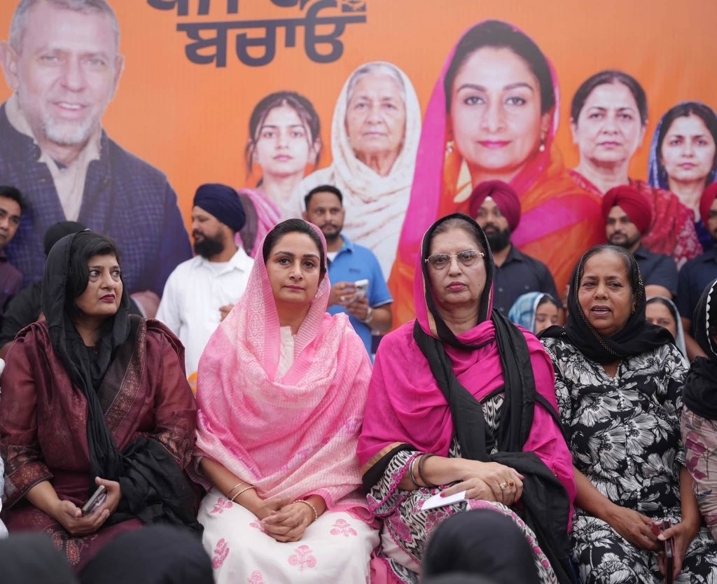 Akali_Dal_'s tweet photo. ਮਾਵਾਂ-ਧੀਆਂ ਇਨਸਾਫ਼ ਯਾਤਰਾ ਦੇ ਸੱਤਵੇਂ ਦਿਨ ਅੱਜ ਸੰਗਰੂਰ ਵਿਖੇ ਸੰਸਦ ਮੈਂਬਰ ਬੀਬਾ ਹਰਸਿਮਰਤ ਕੌਰ ਬਾਦਲ ਜੀ ਸਮੇਤ ਸ਼੍ਰੋਮਣੀ ਅਕਾਲੀ ਦਲ ਦੇ ਇਸਤਰੀ ਵਿੰਗ ਨੇ ਪੰਜਾਬ ਦੀਆਂ ਪੀੜਤ ਮਾਵਾਂ , ਭੈਣਾਂ ਅਤੇ ਧੀਆਂ ਦੇ ਹੱਕ ਵਿੱਚ ਆਵਾਜ਼ ਬੁਲੰਦ ਕੀਤੀ। ਇਸ ਮੌਕੇ ਡੀ.ਸੀ ਦਫ਼ਤਰ ਵਿਖੇ ਮੰਗ ਪੱਤਰ ਵੀ ਸੌਂਪਿਆ ਗਿਆ।

ਪੰਜਾਬ ਦੀਆਂ ਪੀੜਤ ਮਹਿਲਾਵਾਂ ਜੋ ਗੁਰੂ ਦੋਖੀ ਸਰਕਾਰ ਦੀ ਨਲਾਇਕੀ, ਵਧੀਕੀ, ਧੱਕੇਸ਼ਾਹੀ- ਪੰਜਾਬ ਵਿੱਚ ਵਧੇ ਨਸ਼ੇ, ਗੁੰਡਾਰਾਜ ਅਤੇ ਭ੍ਰਿਸ਼ਟਾਚਾਰ ਕਾਰਨ ਸੰਤਾਪ ਹੰਢਾ ਰਹੀਆਂ ਹਨ, ਖ਼ਿਲਾਫ਼ ਆਵਾਜ਼ ਉਠਾ ਕੇ ਮਹਿਲਾਵਾਂ ਨੇ ਦਰਸਾਇਆ ਕਿ ਜਦੋਂ ਅੱਤ ਦਾ ਅੰਤ ਹੁੰਦਾ ਹੈ ਉਦੋਂ ਹੀ ਤੂਫ਼ਾਨ ਉੱਠਦੇ ਹਨ। 

ਇਸ ਦੌਰਾਨ ਸੰਗਰੂਰ ਤੋਂ ਹਲਕਾ ਇੰਚਾਰਜ ਸ਼੍ਰੀ ਅਰਵਿੰਦ ਖੰਨਾ ਜੀ ਦੀ ਅਗਵਾਈ ਹੇਠ ਵੱਡੀ ਤਾਦਾਦ ਵਿੱਚ ਮਹਿਲਾਵਾਂ ਨੇ ਸ਼ਮੂਲੀਅਤ ਕੀਤੀ। 

ਮਾਵਾਂ -ਧੀਆਂ ਨੂੰ ਇਨਸਾਫ਼ ਦਿਵਾਓ-ਪੰਜਾਬ ਬਚਾਓ ਦੀ ਇਸ ਮੁਹਿੰਮ ਨੂੰ ਸਫ਼ਲ ਬਣਾਉਣ ਲਈ ਸਾਰੀਆਂ ਸਤਿਕਾਰਯੋਗ ਮਾਤਾਵਾਂ-ਭੈਣਾਂ ਅਤੇ ਧੀਆਂ ਦਾ ਧੰਨਵਾਦ! ਤੁਸੀਂ ਰਲ ਕੇ ਜਿਹੜੀ ਮੁਹਿੰਮ ਛੇੜੀ ਹੈ, ਇਹ ਗੁਰੂ ਦੋਖੀ ਸਰਕਾਰ ਦੀਆਂ ਜੜ੍ਹਾਂ ਹਿਲਾ ਦੇਵੇਗੀ!