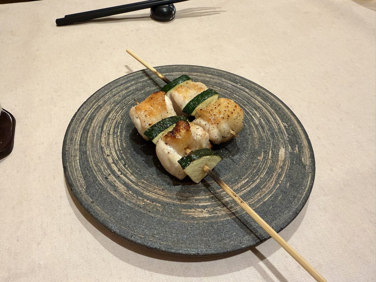 xi_g_mafty's tweet photo. お祝いしてもらった
比内地鶏、出汁のイメージがあったけどお肉も美味しい！親子丼至高 https://t.co/ETbfSe4sDT