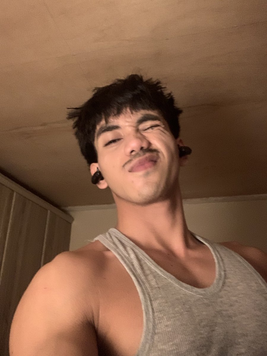 rajahvuu's tweet photo. the face vs the dick 

https://t.co/2TGrqi8X9L https://t.co/1SoGTztOMu