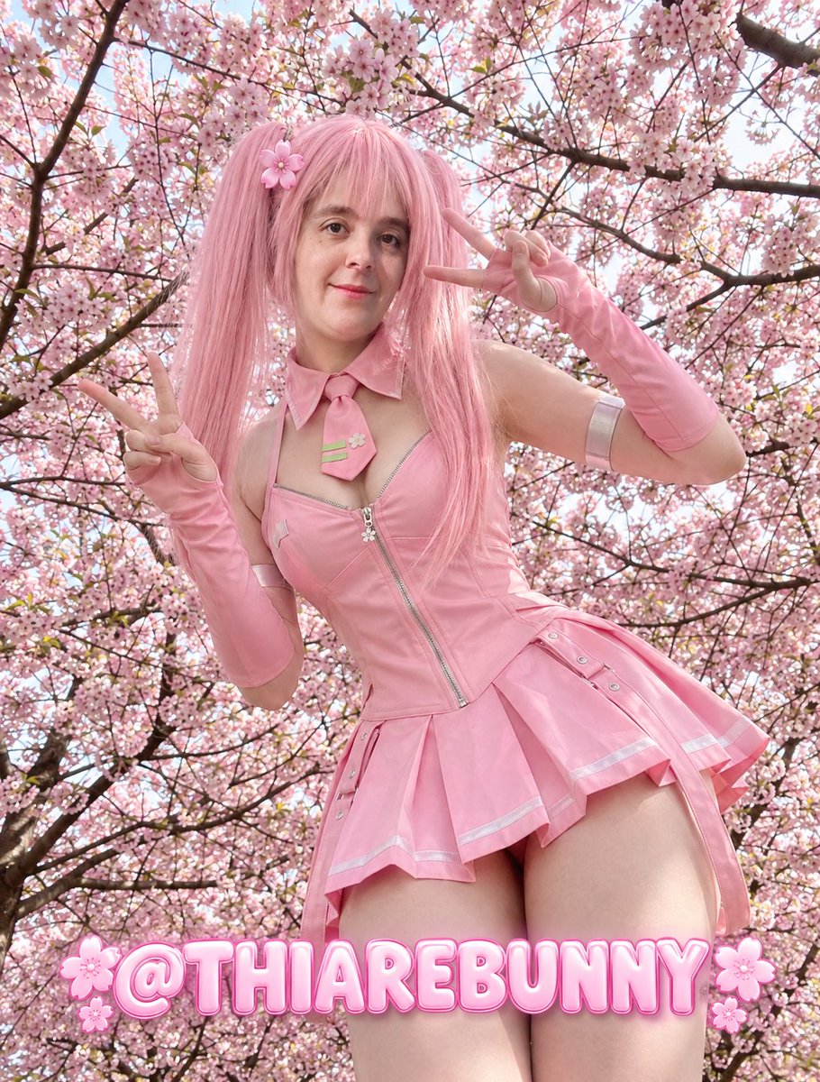 thiarebunny's tweet photo. 🌸💗 Miku rosada en modo sakura. El outfit pastel, la falda plisada y los detalles plateados le dan ese toque kawaii irresistible ✨ ¿Cuál pose elegirías? Sígueme en @thiarebunny para más 💕
#Miku #Cosplay #Anime #Kawaii https://t.co/25bCJWzwe4