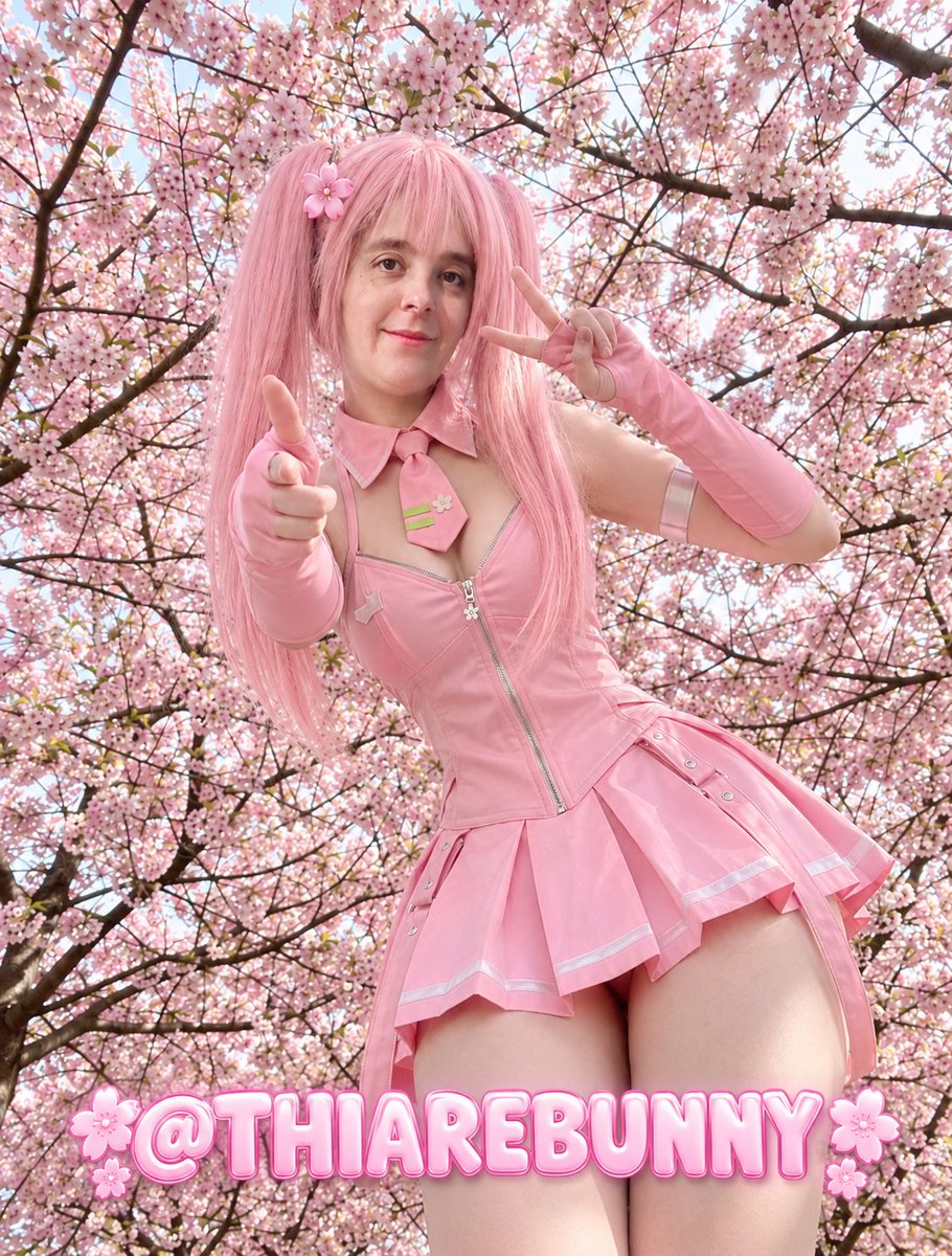thiarebunny's tweet photo. 🌸💗 Miku rosada en modo sakura. El outfit pastel, la falda plisada y los detalles plateados le dan ese toque kawaii irresistible ✨ ¿Cuál pose elegirías? Sígueme en @thiarebunny para más 💕
#Miku #Cosplay #Anime #Kawaii https://t.co/25bCJWzwe4