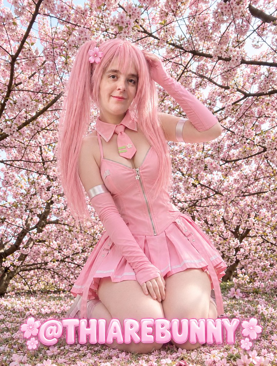 thiarebunny's tweet photo. 🌸💗 Miku rosada en modo sakura. El outfit pastel, la falda plisada y los detalles plateados le dan ese toque kawaii irresistible ✨ ¿Cuál pose elegirías? Sígueme en @thiarebunny para más 💕
#Miku #Cosplay #Anime #Kawaii https://t.co/25bCJWzwe4