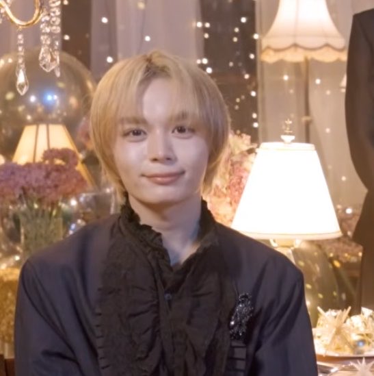qljj27's tweet photo. 黒いお洋服着せられた王子様かと思ったらフリルつけられた猫ちゃんだった https://t.co/F27U05knLx
