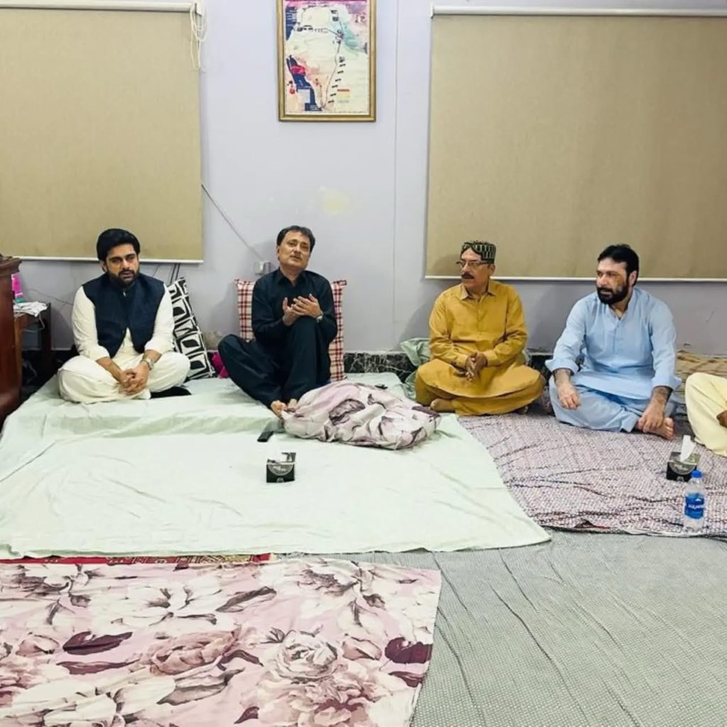 SyedKumailHShah's tweet photo. Visited the family of the late Zakir-e-Ahl-e-Bait, Syed Ghulam Rasool Shah Rizvi, to offer my heartfelt condolences on the passing of his respected wife. I expressed my deepest sympathies to her sons and prayed for the departed soul’s forgiveness. https://t.co/2gEPQ2bFPr