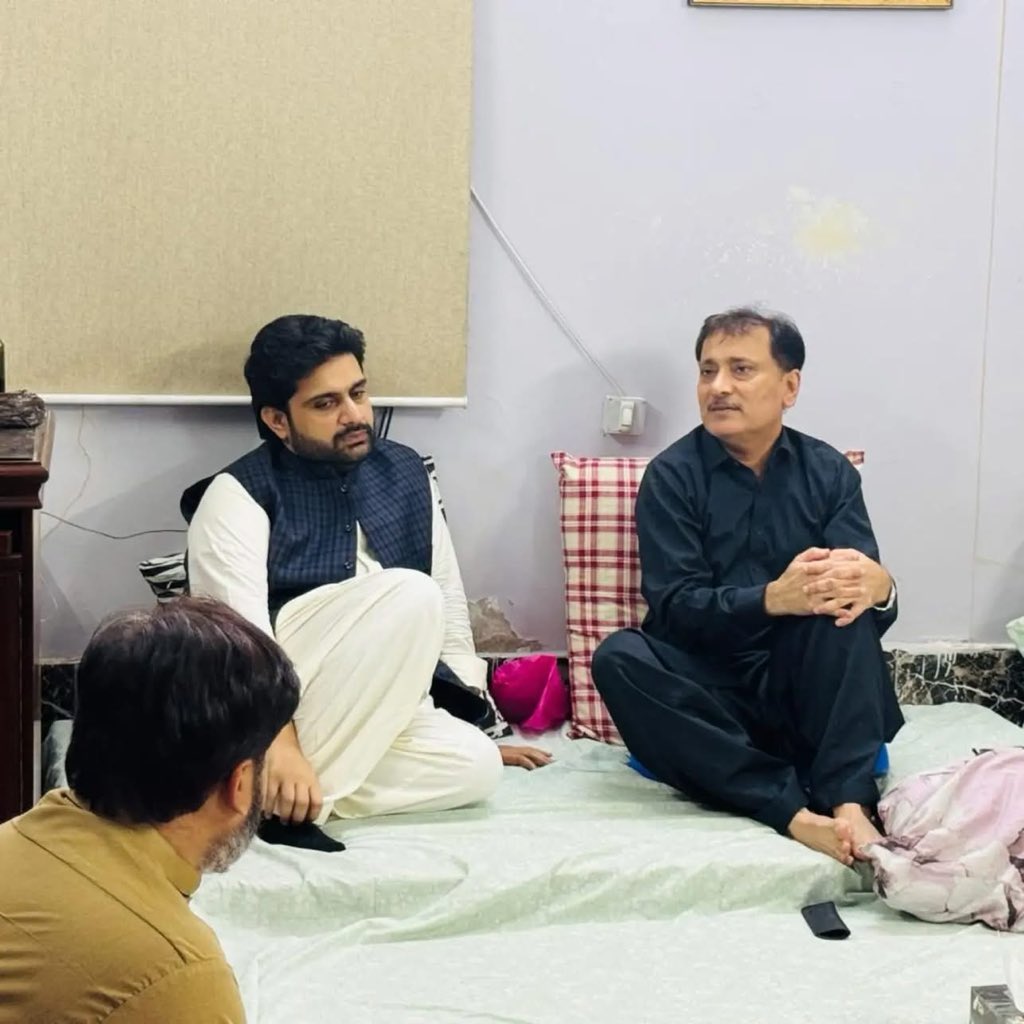SyedKumailHShah's tweet photo. Visited the family of the late Zakir-e-Ahl-e-Bait, Syed Ghulam Rasool Shah Rizvi, to offer my heartfelt condolences on the passing of his respected wife. I expressed my deepest sympathies to her sons and prayed for the departed soul’s forgiveness. https://t.co/2gEPQ2bFPr