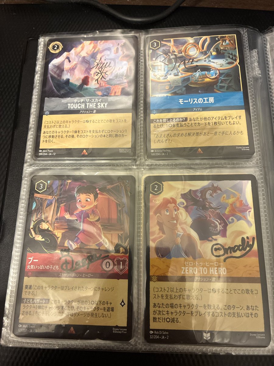 yogi_lorcana's tweet photo. ロアコレ（@LoreCollectors ）さんのロアコレキャンプ9月号に参加してきました！
使用：🟦🟩
1 🟨⬜ 先 ❌
2 🟩🟦 後 ⭕️
3 🟨🟥 後 ❌
#illuminator大会結果
最速変身が勝敗に大きく影響してます。うーん。
そして今回Despaさんとおもちさんからサインをいただきましたー！　ありがとうございます！ https://t.co/bkI67OnQbl