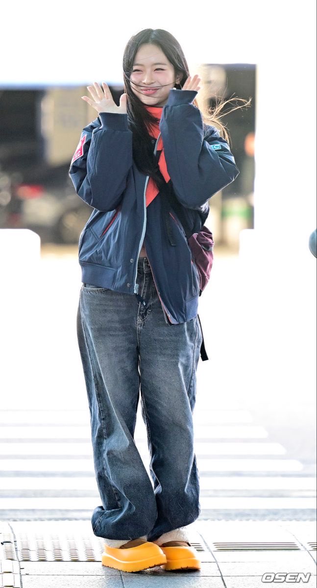 retrokki's tweet photo. her cutest airport pics https://t.co/ZzPieMwv8m