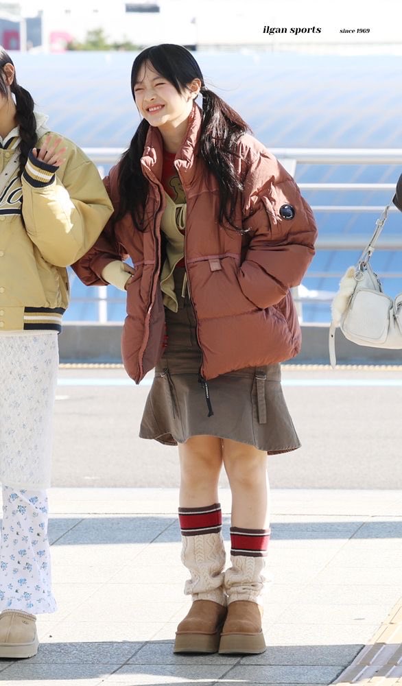 retrokki's tweet photo. her cutest airport pics https://t.co/ZzPieMwv8m