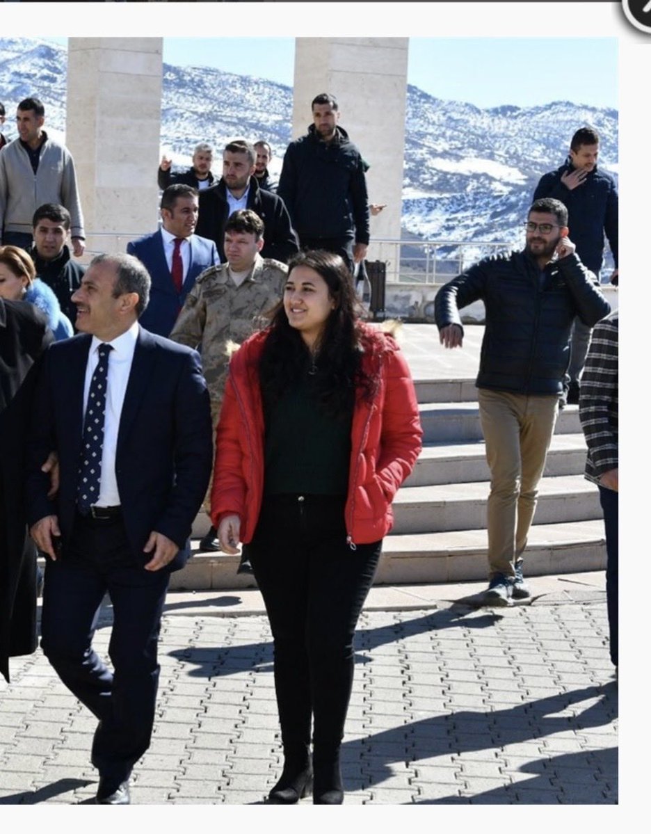 avukatalicimen's tweet photo. Erzurum Cumhuriyet Başsavcılığının 2026/7052 sayılı soruşturma dosyası kapsamında tutuklu soruşturulan Albay eşi Burçin H. KAHRAMAN sorgusunda : ’’Tuncay SONEL bir vesile ile yanıma gelmişti. Kendisine bu durumdan bahsedince kızının da Japonya'ya gitmek istediğini söyledi. Bizim uçus programımız hazır olduğu için biz dogrudan Güney Koreye gittik. Bir hafta sonra zamanı denk getirerek biz Kore'den kızımla beraber Japonya'ya geçtik. Onlarda Ankara'dan farklı hava limanı vasıtasıyla Japonya'ya geldiler. Bizi rehber karşılamıştı. Onları ise adını hatırlayamadığım kargo isiyle ilgilenen Ordulu bir is adamı karşılamıştı. Aynı otelde buluşuldu. Otele ben ödememi yaptım. Onların otel ödemesini yaptığını görmedim. 
Biz kızımla otele yerleştik. Tuncay SONEL'de kendi kızıyla yerleşti. 
Bir hafta orada rehber eşliğinde beraber gezdik. Son gün otelden ayrılırken 
iKİ BÜYÜK BAVUL seklinde Tuncay SONEL ve kızı tarafından alındığını gördüm. Buna iliskin ödemenin de Ordulu is adamı tarafından yapıldığını gördüm. Bunu o anda fark ettim. Daha önce Tuncay SONEL ve kızı bu alışverişten bahsetmemişti.’’ Demiştir. 

Bu beyan sonrasında tutuklu şüpheli Tuncay SONEL ve Hanzade SONEL bazı soruları yanıtlamaları gerekir. 

 -Tatil Masraflarını karşılayan ordulu iş insanı kimdir? 

-İKİ BÜYÜK BAVUL  içinde ne vardı veya Ne Taşınmak üzere SONELLERE verildi? (Bu kişilerin diplomatik pasaport sahibi olmaları nedeniyle bu sorunun cevabının titizlikle araştırılması gerekir. )

-Mülkiyeti şüpheli Tuncay SONEL’ e ait Adana ilindeki SONEL İş Merkezinin yapımını 2022 ile 2024 yılları arasında üstlenen  müteahhit firmanın da ordulu İş İnsanı olması nedeniyle bu tatil masrafları aynı iş insanı tarafından mı karşılandı? 

-SONEL İş Merkezinin yapım işi  neden ordulu bir İş İnsanına verildi.
 
-Tuncay SONEL’in o dönem Ordu Valisi olması ile İş İnsanların ordulu olması arasında nasıl bir bağ vardı? 

Ya Gülistan Ya artarak devam edecek Soruşturmalar… #Gülistandoku