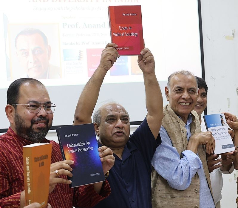VivekkumarProf's tweet photo. प्रो आनन्द कुमार की चार पुस्तकों का विमोचन, JNU के SSS-I कमेटी रूम में। https://t.co/UFuTNx9DTx