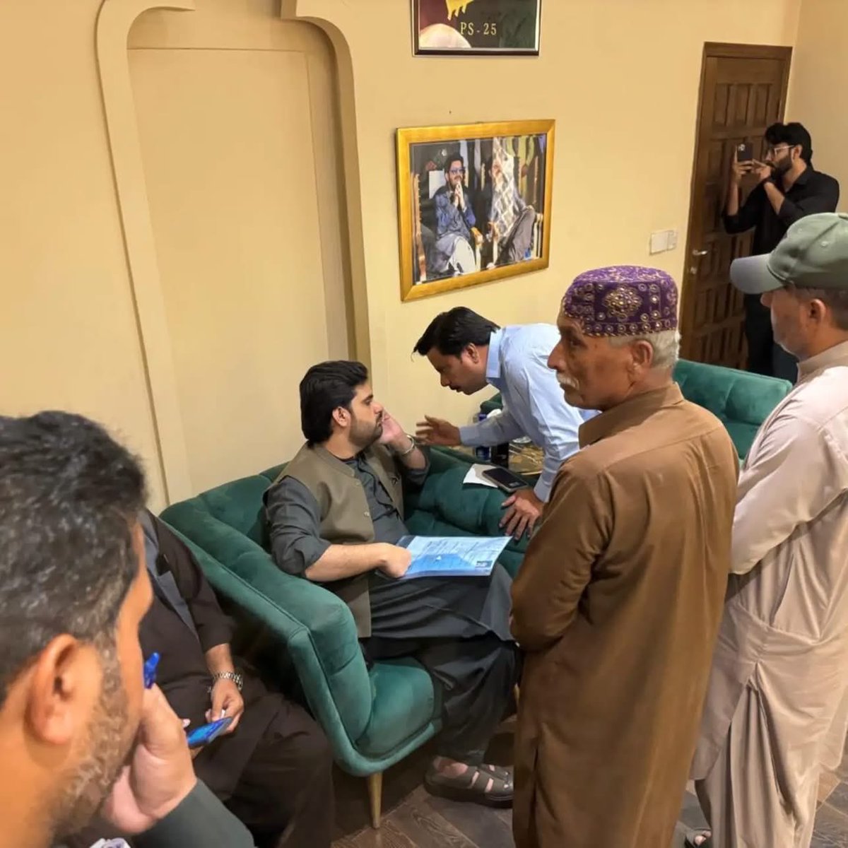 SyedKumailHShah's tweet photo. At Qasr-e-Nasir Rohri House, listening to citizens concerns, and assuring them of every possible effort and cooperation for the timely resolution of their issues.

#SyedKumailHyderShah #SKHS #ChairmanDistrictCouncilSukkur #DistrictCouncilSukkur #DistrictSukkur #Sukkur #Rohri #QasrENasirHouseRohri #PPP