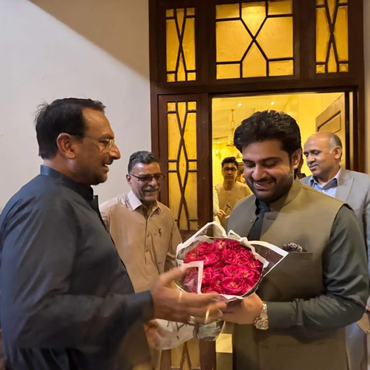 SyedKumailHShah's tweet photo. At Qasr-e-Nasir Rohri House, listening to citizens concerns, and assuring them of every possible effort and cooperation for the timely resolution of their issues.

#SyedKumailHyderShah #SKHS #ChairmanDistrictCouncilSukkur #DistrictCouncilSukkur #DistrictSukkur #Sukkur #Rohri #QasrENasirHouseRohri #PPP