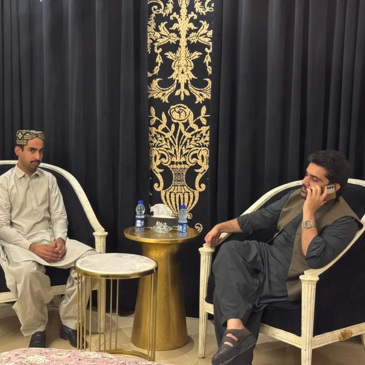 SyedKumailHShah's tweet photo. At Qasr-e-Nasir Rohri House, listening to citizens concerns, and assuring them of every possible effort and cooperation for the timely resolution of their issues.

#SyedKumailHyderShah #SKHS #ChairmanDistrictCouncilSukkur #DistrictCouncilSukkur #DistrictSukkur #Sukkur #Rohri #QasrENasirHouseRohri #PPP