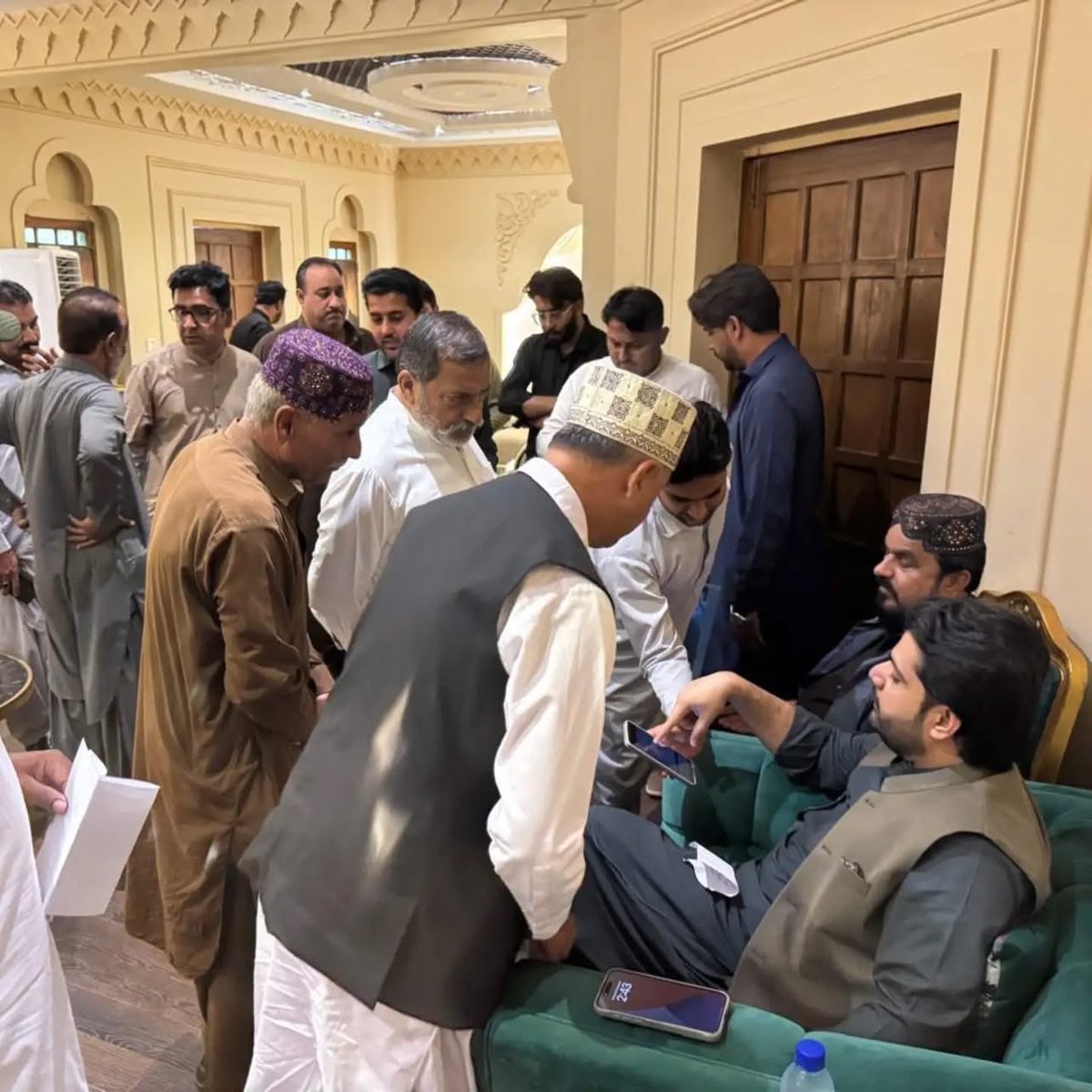 SyedKumailHShah's tweet photo. At Qasr-e-Nasir Rohri House, listening to citizens concerns, and assuring them of every possible effort and cooperation for the timely resolution of their issues.

#SyedKumailHyderShah #SKHS #ChairmanDistrictCouncilSukkur #DistrictCouncilSukkur #DistrictSukkur #Sukkur #Rohri #QasrENasirHouseRohri #PPP