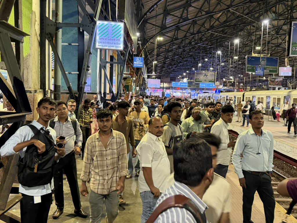tabi_gari's tweet photo. インドで1番疲れるの、なんか「めっちゃ見られる」ことかもしれない。。
駅のホームで、街角で、お店の中で、ふと視線を感じると、必ず誰かが、僕のことを鋭い眼光で見つめている。
僕が気づいても、簡単には目をそらさないし、ものすごい目力の強さで凝視されるから、そんな見つめないで…って思う🥺 https://t.co/2ei0ywWuVh