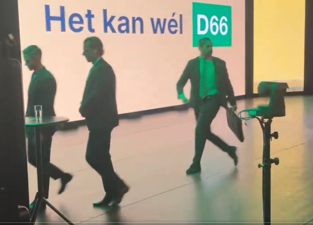 helostorm's tweet photo. @ReitsLydia Die beveiliger met de kogelvrije koffer was het hoogtepunt.
In de 2e Kamer gebeurt dit bij pali-demonstranten niet, maar op het D66-congres moet het blijkbaar een groot toneelstuk worden. https://t.co/VE13JX3uDJ