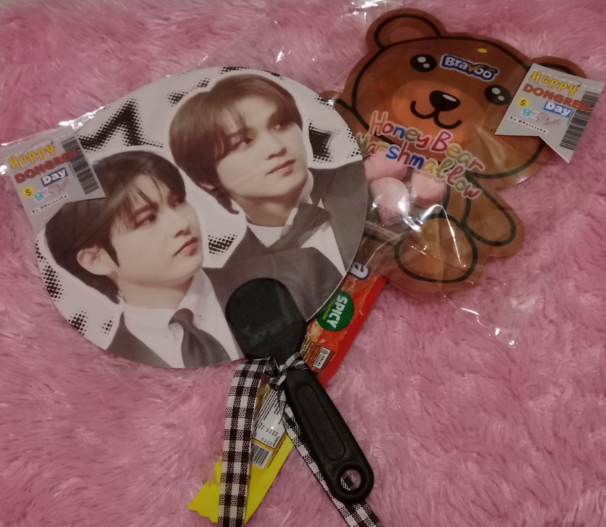Nasikepal23's tweet photo. @flybrightlyDR @isrojee @loveyoumore1015 3) kakak ini juga hampir nggak pernah absen dari event yg ada renjunnya wkwk, anw makasiih kipas dan marshmallow🐻 nya kak rein @reinsskp 🫶

4) paramex~ wkwk ini cakep banget sih konsep freebiesnya, thankyou so much kakk @kaiteiruyo @Haerenka https://t.co/il2l6Emnqp