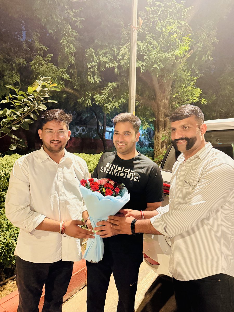 sandeepgurjar_'s tweet photo. NSUI के पूर्व राष्ट्रीय अध्यक्ष एवं AICC के राष्ट्रीय सचिव मेरे बड़े भाई साहब वरुण जी चौधरी से दिल्ली में मुलाकात कर आशीर्वाद एवं मार्गदर्शन प्राप्त किया ।
@varunchoudhary2 https://t.co/rJHtsmXYpf
