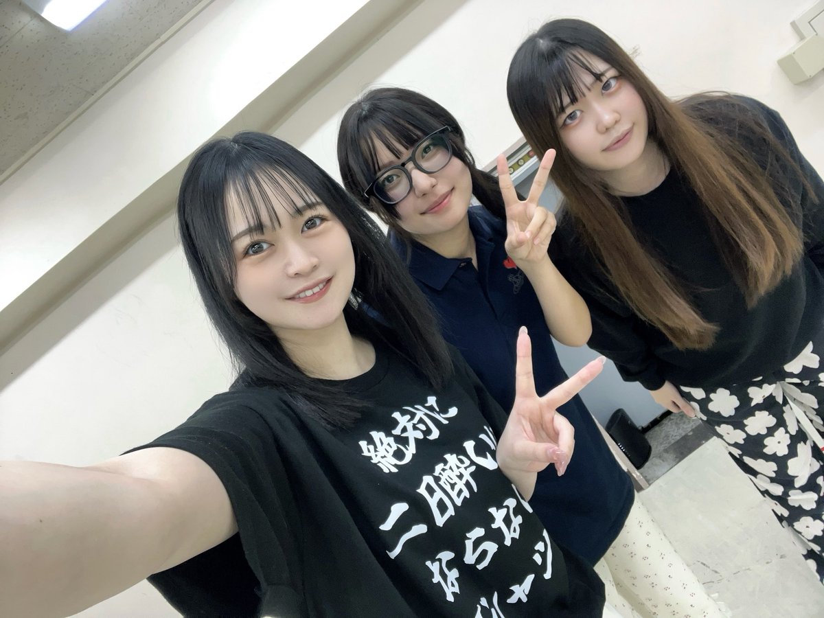 mayu884official's tweet photo. #DOGS2026
本日もTeam JERKY稽古でした！
毎日課題がまだまだたくさんですが、素敵な座組の皆さんの演技を見て刺激になっています！自主練もギリギリまで付き合っていただいて本当に感謝😭
絶対良いものになるまで諦めない！！

🎫 https://t.co/oPRh2NNAOf
応援・ギフチケ🎫 https://t.co/UKReaTe21A https://t.co/QpUzNhququ